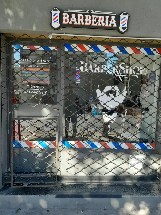 Cortina de malla de una barbería en Rosario