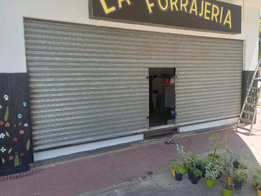 Cortina metálica de una forrajería reparada y funcionando