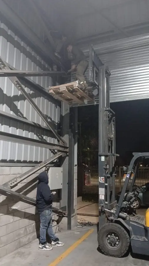 Reparación de cortina industrial de galpón, de noche